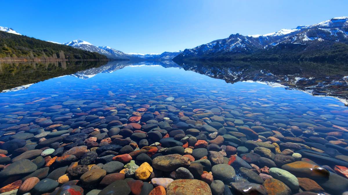 Lake colours stones of Meliquina Lake