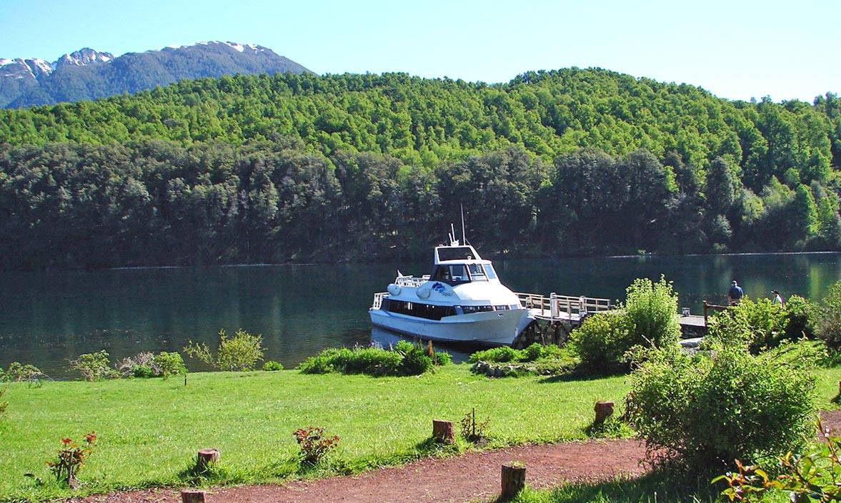 Muelle en hosteria Hua Hum a orillas del Lago Nonthue