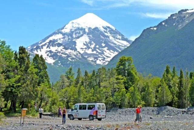 Volcán Lanin y lago Huechulafquen