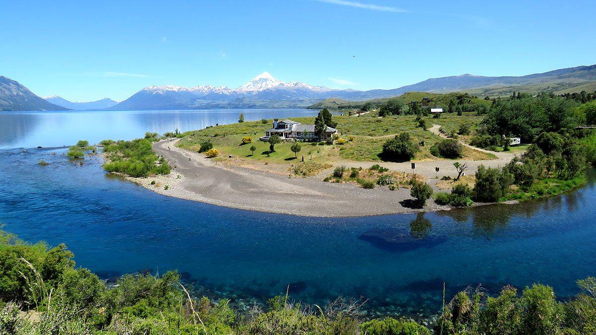 Volcán Lanin y lago Huechulafquen